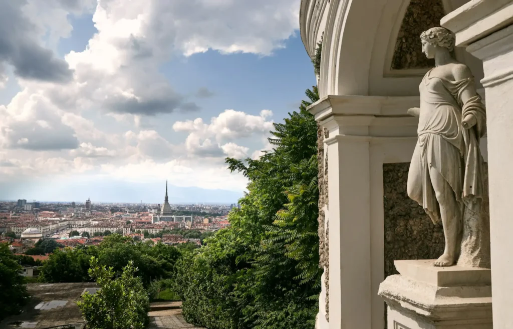 Nell'immagine, una vista panoramica della città di Torino: in lontananza si scorge la Mole Antonelliana.